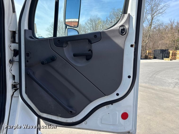 image for item DT0108 2017 Freightliner M2 semi truck