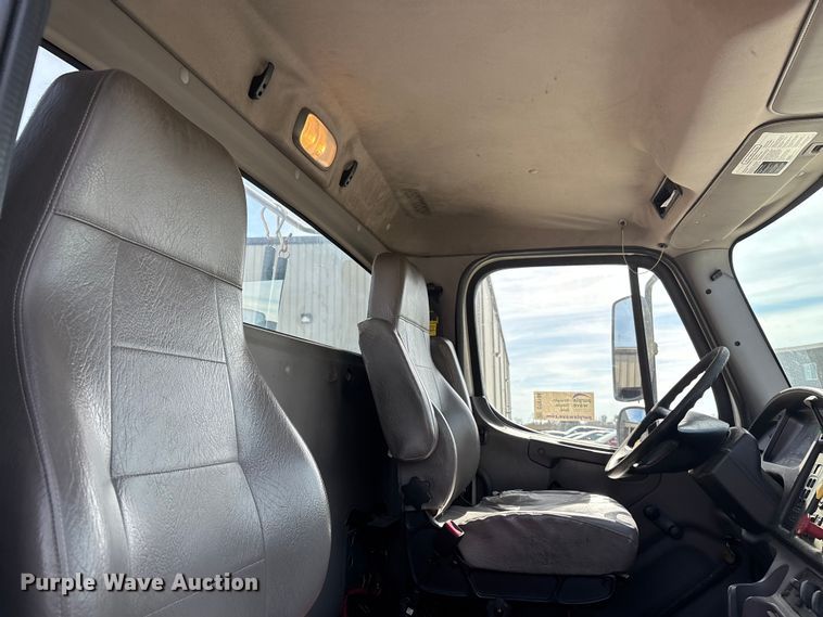 image for item DT0108 2017 Freightliner M2 semi truck