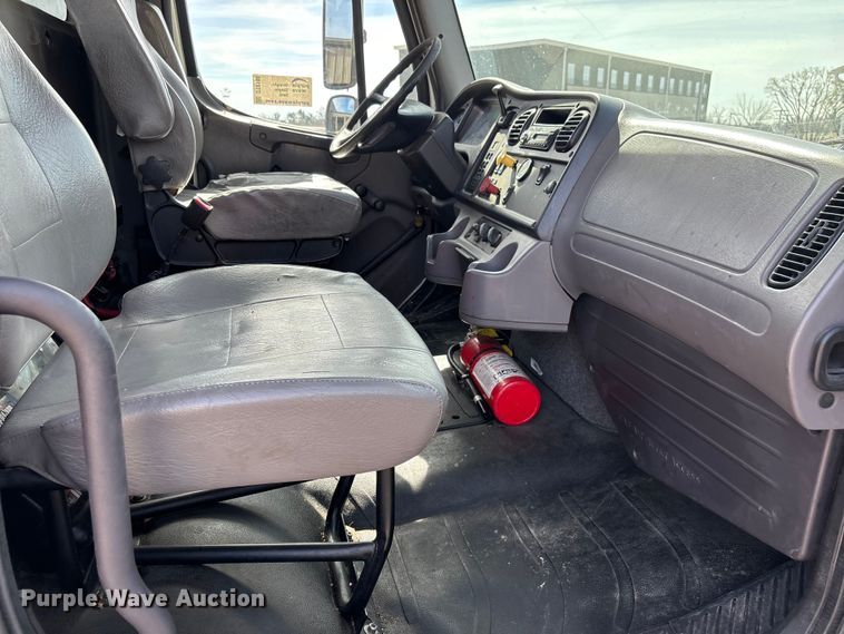 image for item DT0108 2017 Freightliner M2 semi truck