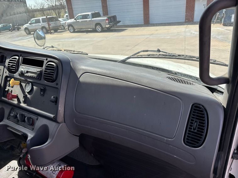 image for item DT0108 2017 Freightliner M2 semi truck