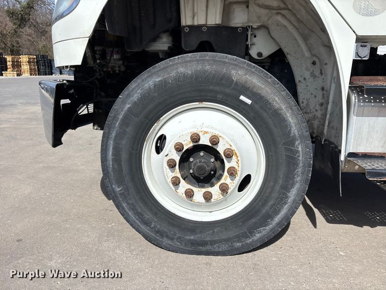 image for item DT0108 2017 Freightliner M2 semi truck