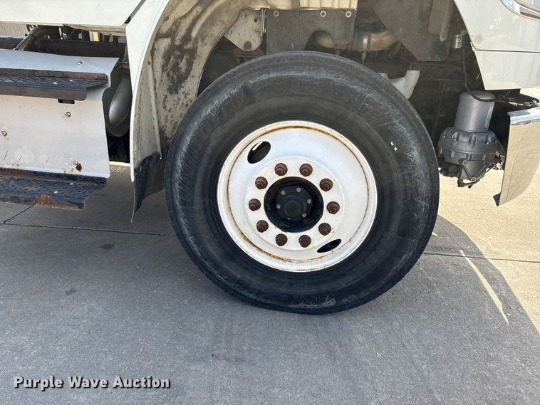 image for item DT0108 2017 Freightliner M2 semi truck