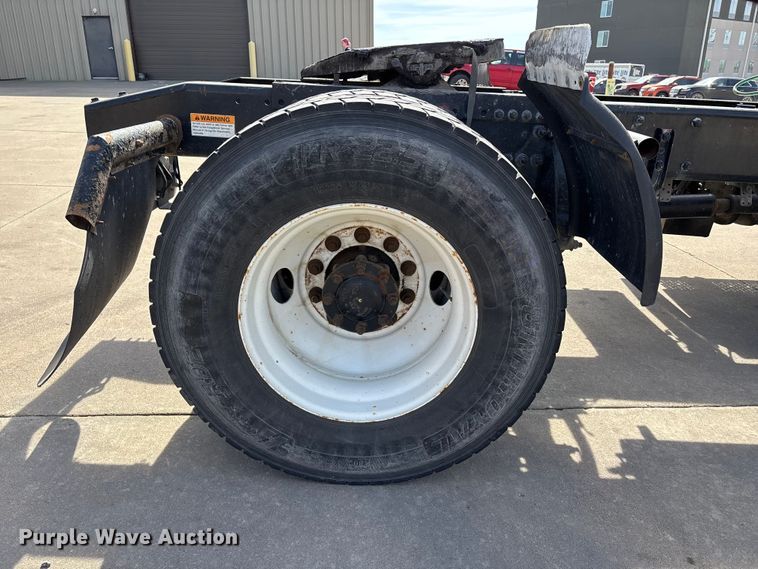 image for item DT0108 2017 Freightliner M2 semi truck