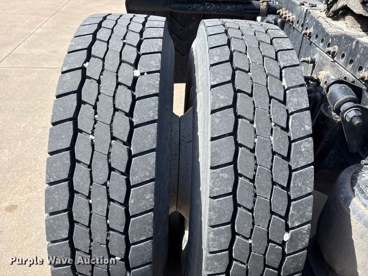 image for item DT0108 2017 Freightliner M2 semi truck