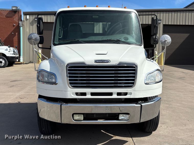 image for item DT0109 2017 Freightliner M2 semi truck