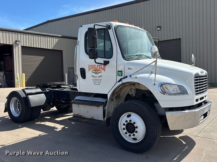 image for item DT0109 2017 Freightliner M2 semi truck