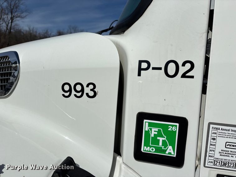 image for item DT0109 2017 Freightliner M2 semi truck