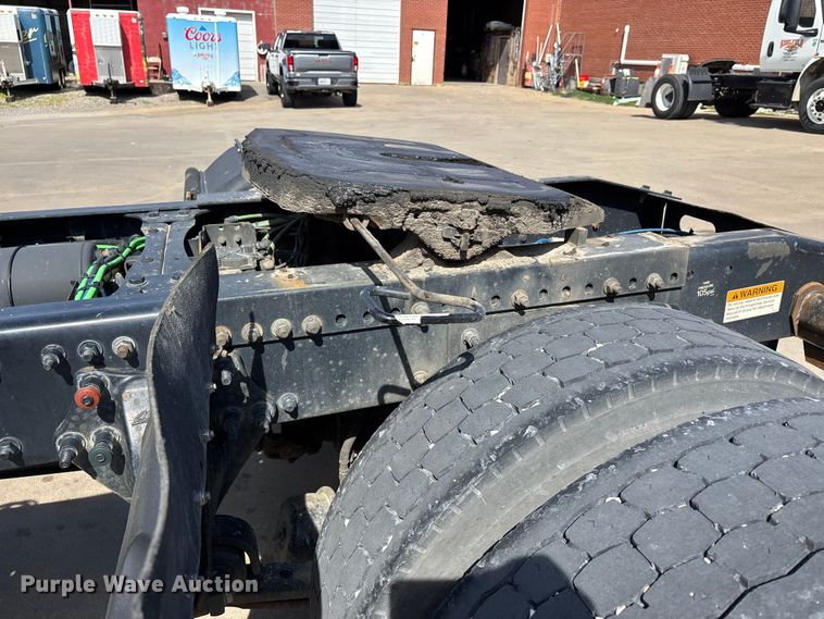 image for item DT0109 2017 Freightliner M2 semi truck