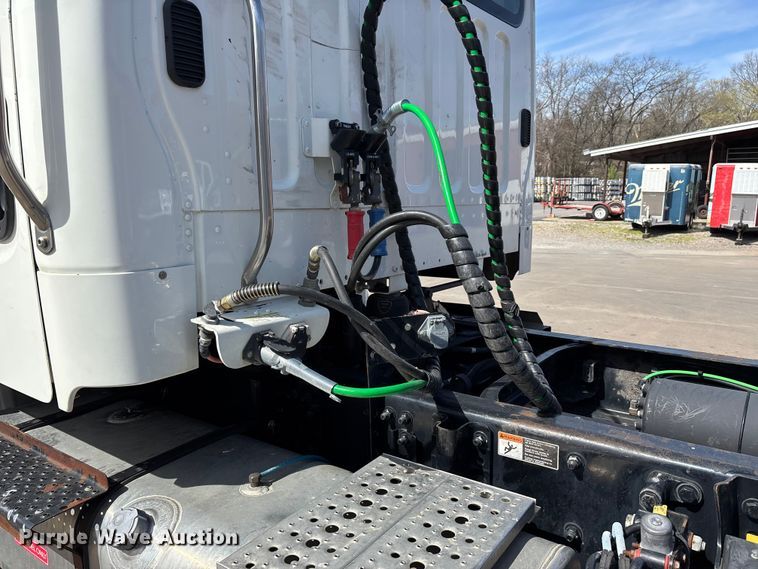 image for item DT0109 2017 Freightliner M2 semi truck