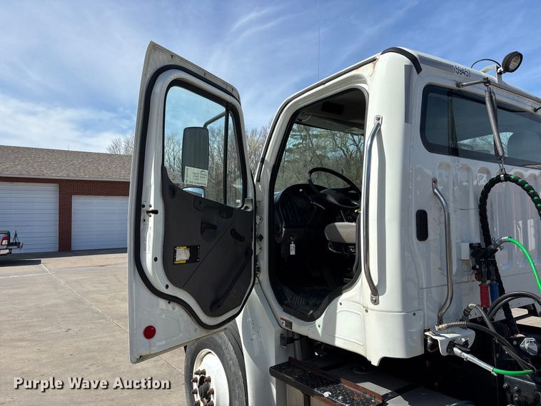 image for item DT0109 2017 Freightliner M2 semi truck