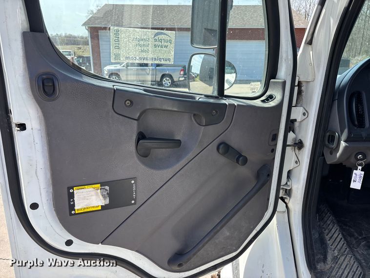 image for item DT0109 2017 Freightliner M2 semi truck