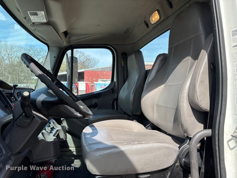 image for item DT0109 2017 Freightliner M2 semi truck