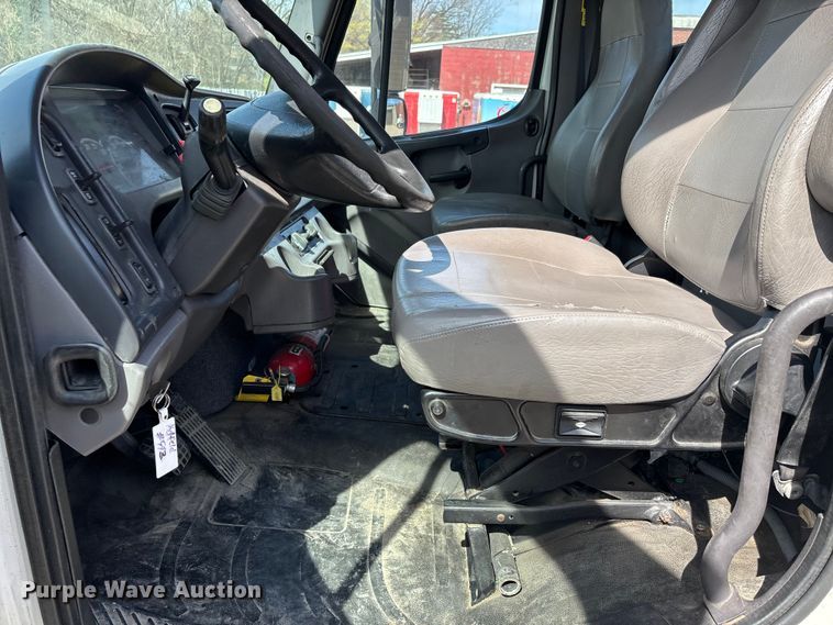 image for item DT0109 2017 Freightliner M2 semi truck