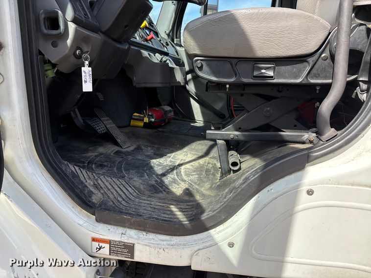 image for item DT0109 2017 Freightliner M2 semi truck