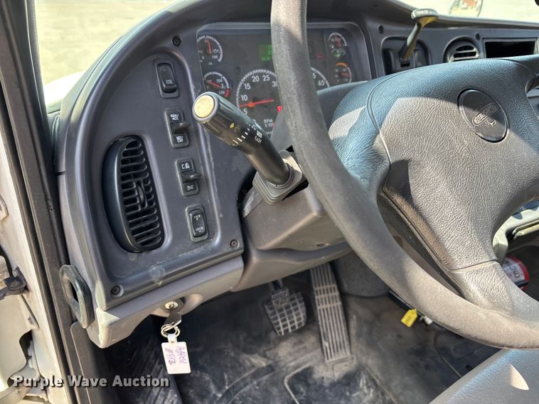 image for item DT0109 2017 Freightliner M2 semi truck