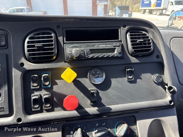 image for item DT0109 2017 Freightliner M2 semi truck