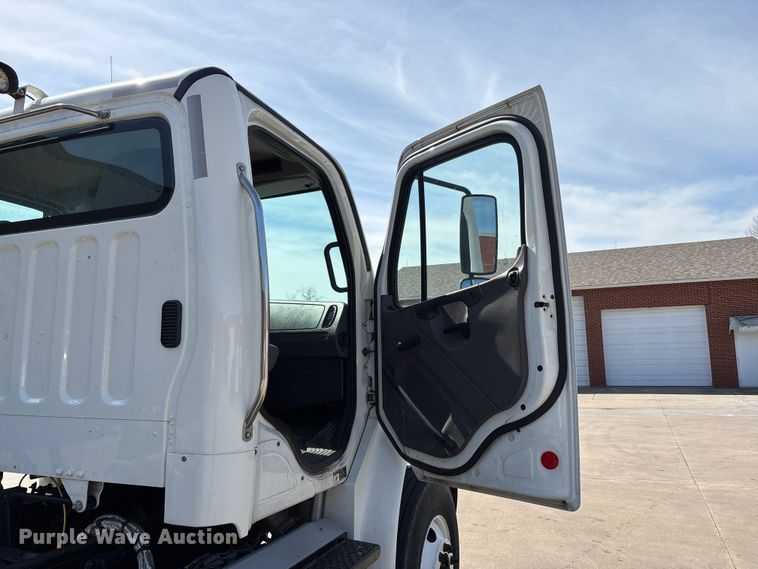 image for item DT0109 2017 Freightliner M2 semi truck