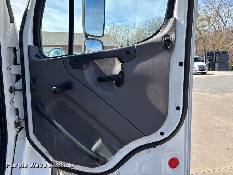 image for item DT0109 2017 Freightliner M2 semi truck