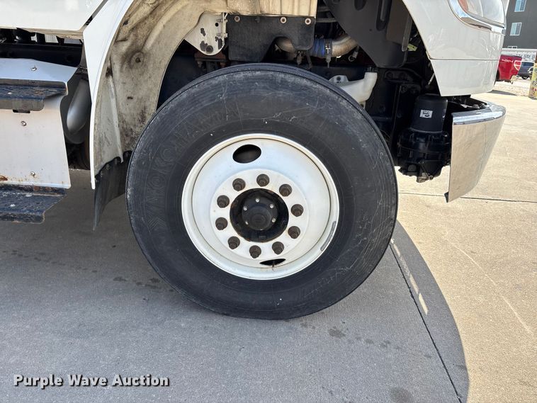 image for item DT0109 2017 Freightliner M2 semi truck