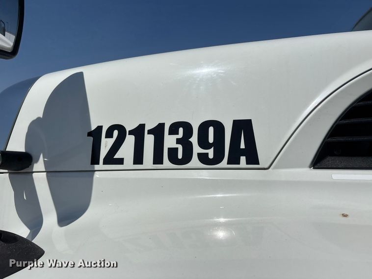 image for item DT0120 2012 International 7500 box truck