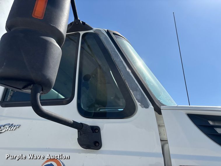 image for item DT0120 2012 International 7500 box truck