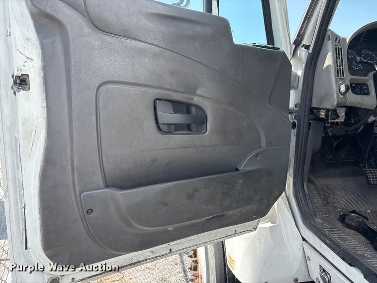 image for item DT0120 2012 International 7500 box truck