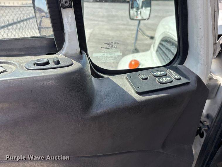 image for item DT0120 2012 International 7500 box truck