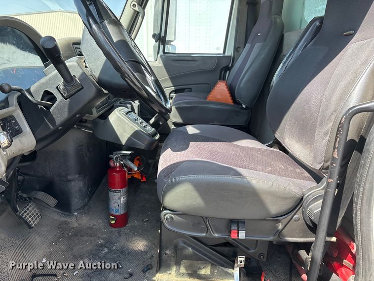 image for item DT0120 2012 International 7500 box truck