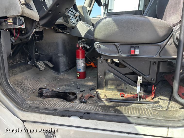 image for item DT0120 2012 International 7500 box truck