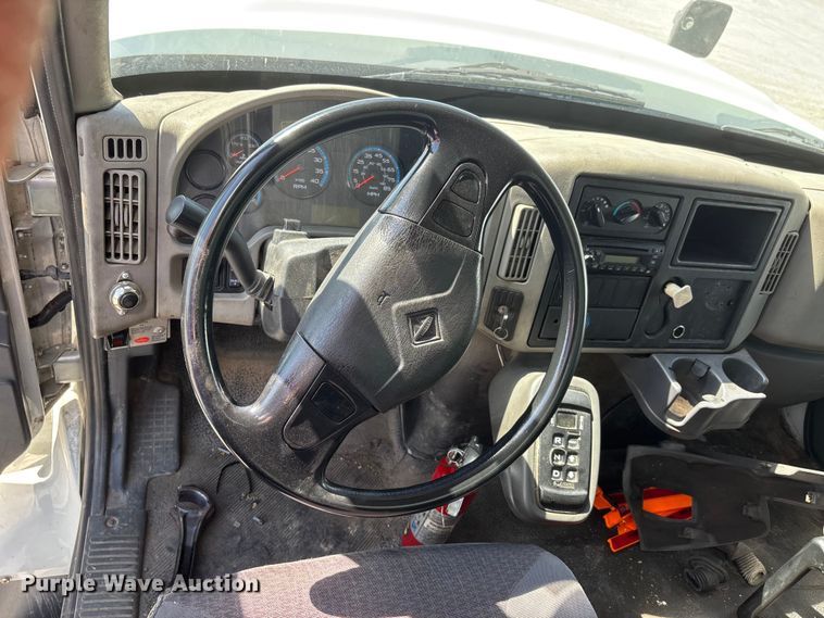 image for item DT0120 2012 International 7500 box truck