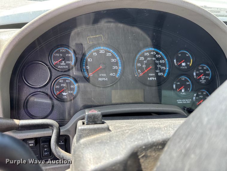 image for item DT0120 2012 International 7500 box truck