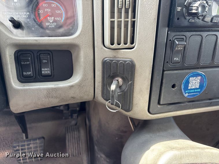 image for item DT0120 2012 International 7500 box truck