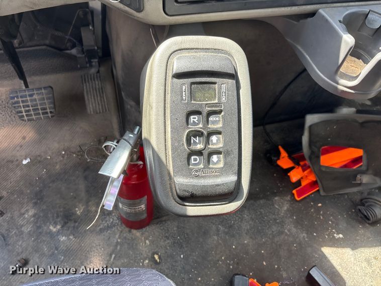 image for item DT0120 2012 International 7500 box truck