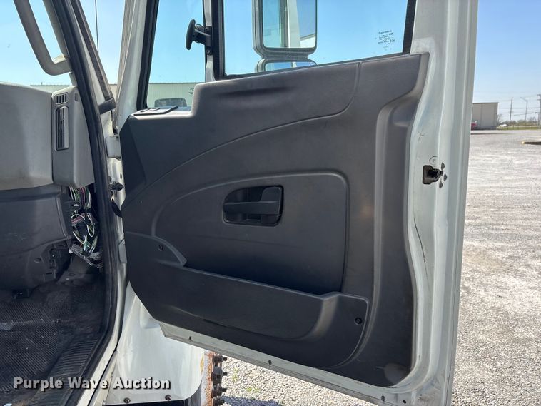 image for item DT0120 2012 International 7500 box truck