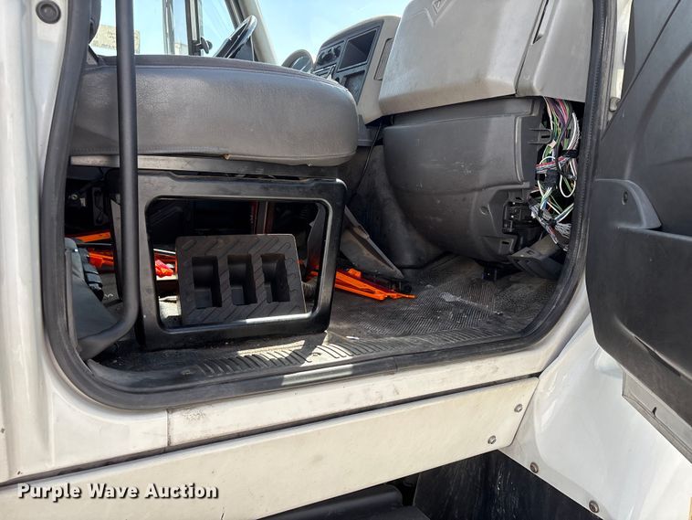 image for item DT0120 2012 International 7500 box truck