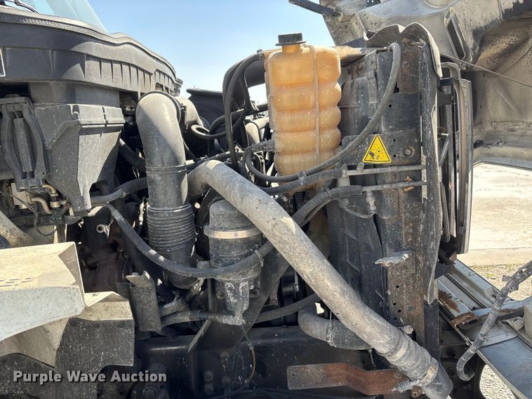 image for item DT0120 2012 International 7500 box truck