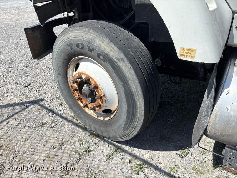 image for item DT0120 2012 International 7500 box truck