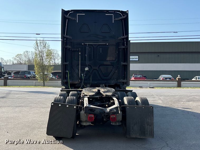 image for item DT0127 2020 Freightliner Cascadia 126 semi truck