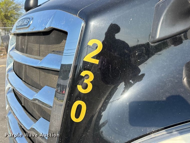 image for item DT0127 2020 Freightliner Cascadia 126 semi truck