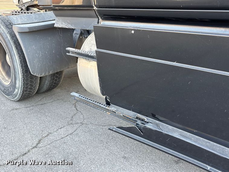 image for item DT0127 2020 Freightliner Cascadia 126 semi truck