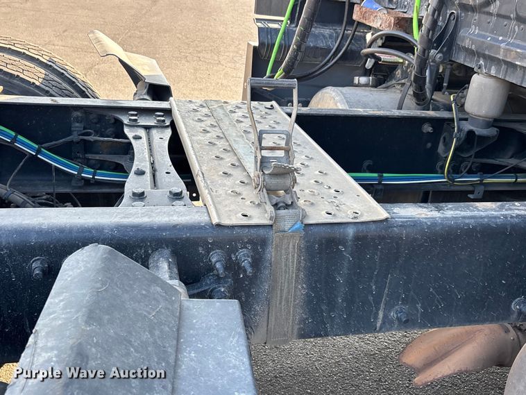 image for item DT0127 2020 Freightliner Cascadia 126 semi truck