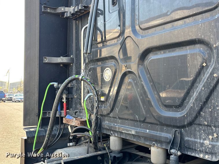 image for item DT0127 2020 Freightliner Cascadia 126 semi truck