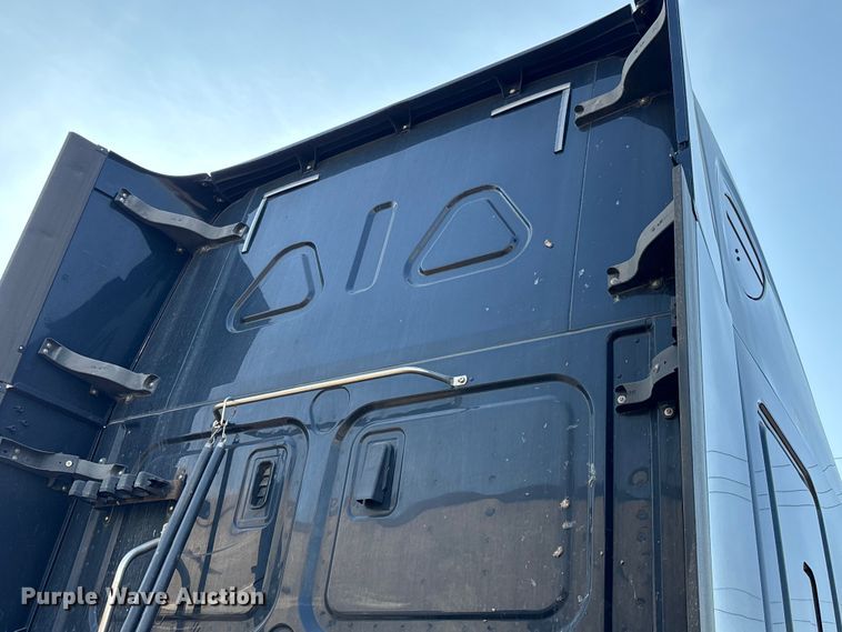 image for item DT0127 2020 Freightliner Cascadia 126 semi truck