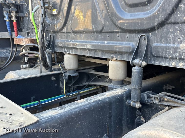 image for item DT0127 2020 Freightliner Cascadia 126 semi truck