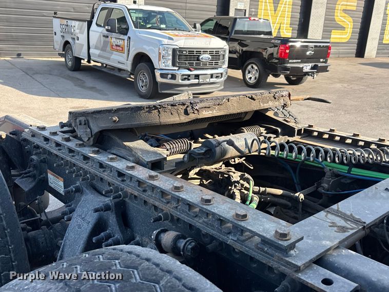 image for item DT0127 2020 Freightliner Cascadia 126 semi truck