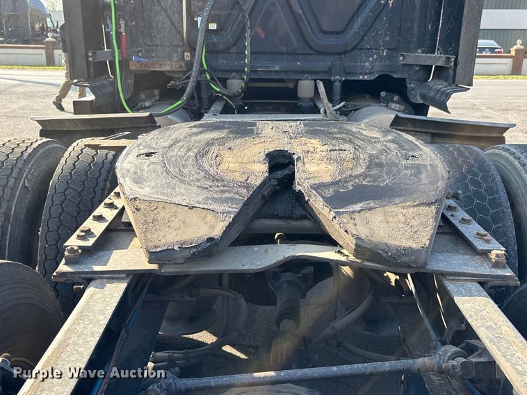 image for item DT0127 2020 Freightliner Cascadia 126 semi truck