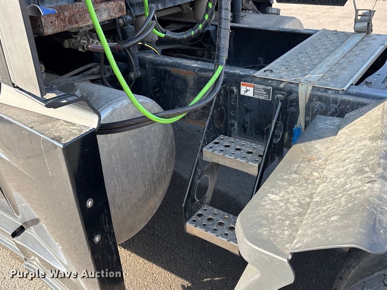 image for item DT0127 2020 Freightliner Cascadia 126 semi truck