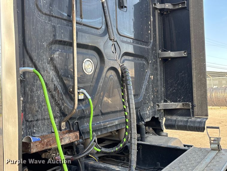 image for item DT0127 2020 Freightliner Cascadia 126 semi truck