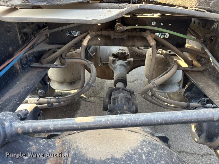 image for item DT0127 2020 Freightliner Cascadia 126 semi truck