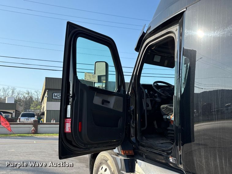 image for item DT0127 2020 Freightliner Cascadia 126 semi truck